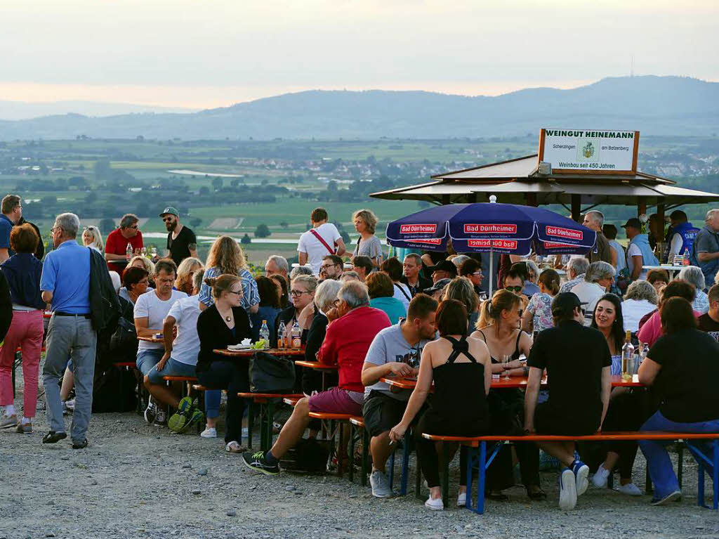 Schlemmen, trinken und einfach genieen – das Batzenbergfest am Samstag in Ehrenkirchen.