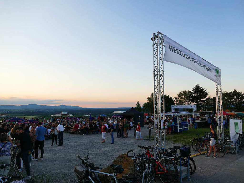 Schlemmen, trinken und einfach genieen – das Batzenbergfest am Samstag in Ehrenkirchen.