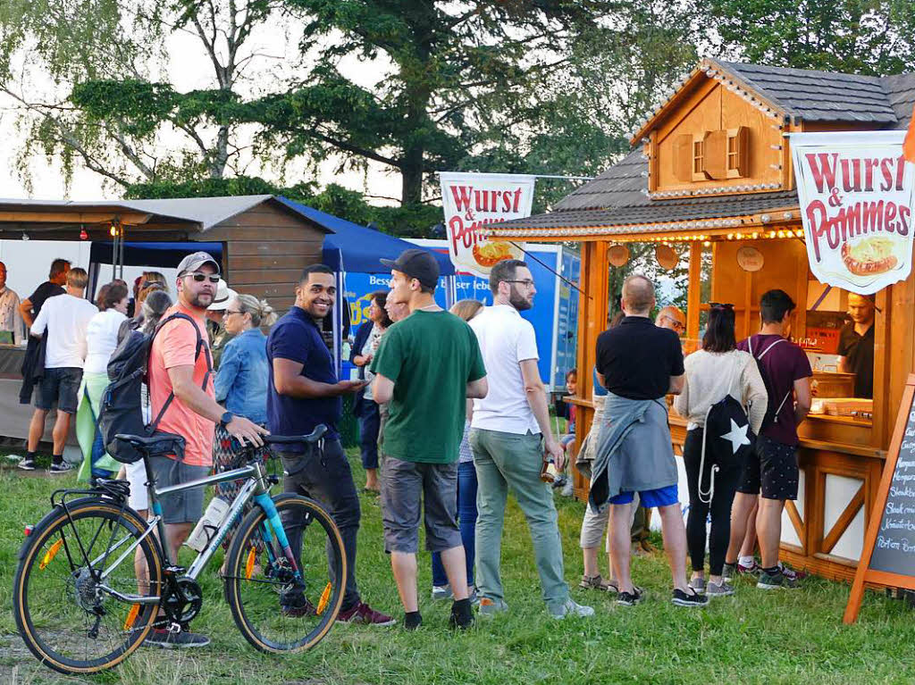 Schlemmen, trinken und einfach genieen – das Batzenbergfest am Samstag in Ehrenkirchen.