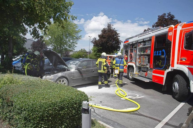 Auf dem Parkplatz des E-Centers in Mllheim geriet ein Auto in Brand.  | Foto: Volker Mnch