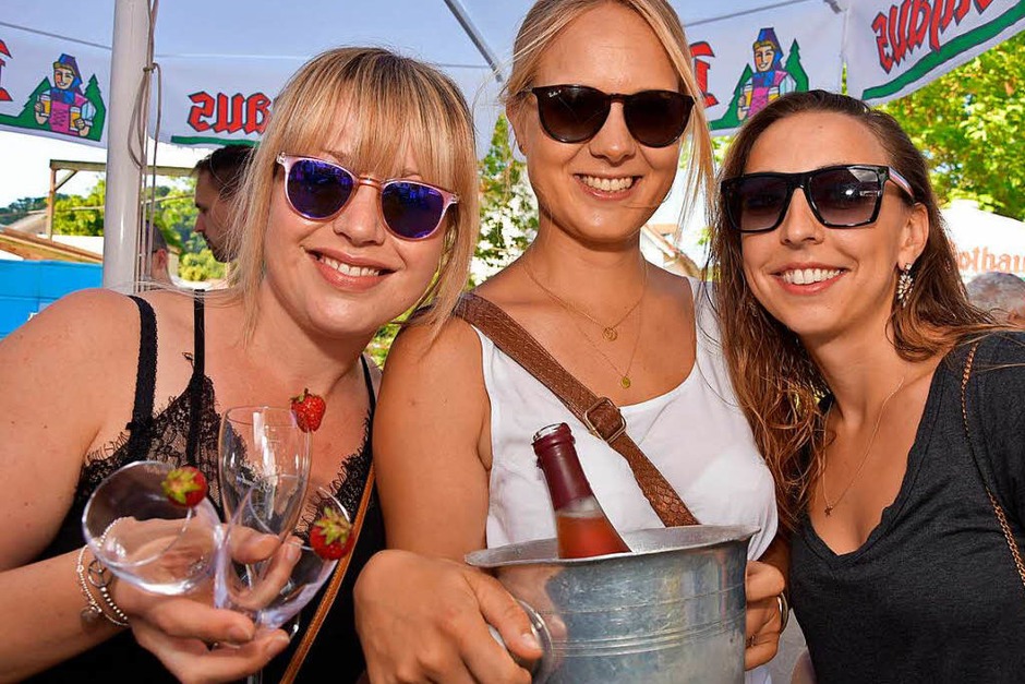 Neben Kulinarischem rund um Spargel und Erdbeere gab es Musik, Kinderprogramm und Gelegenheit zum Plaudern. (Foto: Heinz u. Monika Vollmar) Neben Kulinarischem rund um Spargel und Erdbeere gab es Musik, Kinderprogramm und Gelegenheit zum Plaudern. (Foto: Heinz u. Monika Vollmar)