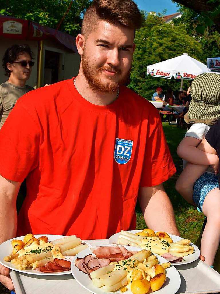 Neben Kulinarischem rund um Spargel und Erdbeere gab es Musik, Kinderprogramm und Gelegenheit zum Plaudern.