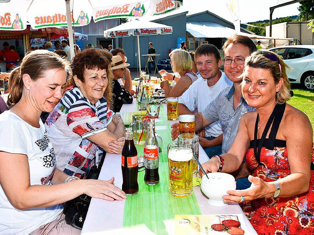 Neben Kulinarischem rund um Spargel und Erdbeere gab es Musik, Kinderprogramm und Gelegenheit zum Plaudern.