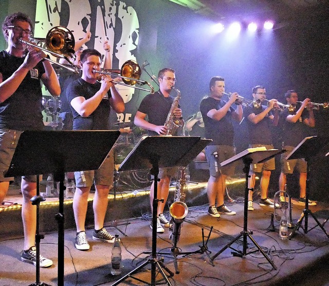 Die Brass Buebe brannten fr ihre Fans ein musikalisches Feuerwerk ab.   | Foto: Kerckhoff