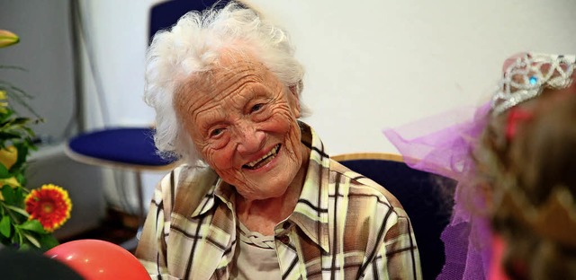 Gerda Saupe (96) hat am 23. Mai den So...Kita-Kindern Woche fr Woche Mrchen.   | Foto: dpa
