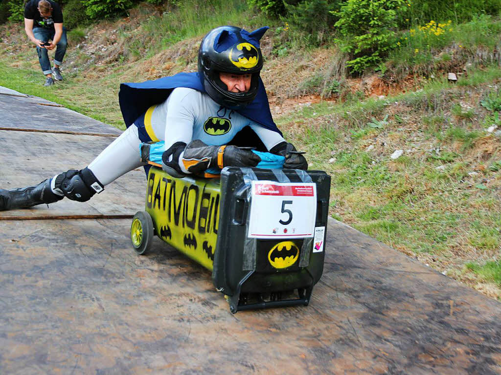Mit fliegenden Umhang nimmt Gnther Ehinger auf seinem Batmobil Geschwindigkeit auf. 