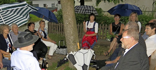 Mit Regenschirmen gewappnet, feierten ...s Altares beim Meierhof Fronleichnam.   | Foto: Morath