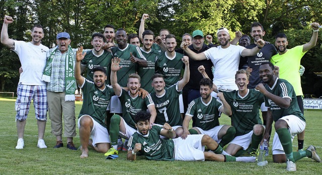 Die Mannschaft mit Spielausschuss Sasc...ks) und Trainer Irag Baktiary (rechts)  | Foto: Renate Dannecker