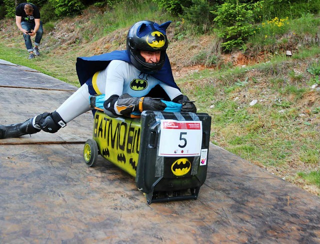 Mit fliegenden Umhang nimmt Gnther Eh... seinem Batmobil Geschwindigkeit auf.   | Foto: Eva Korinth