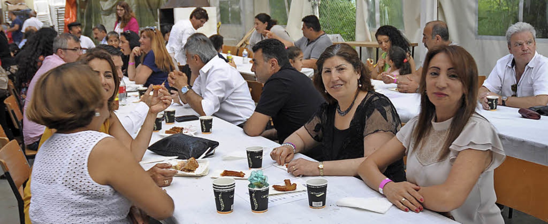 Gäste feierten entspannt bei selbstgeb...igkeiten und türkischen Spezialitäten.  | Foto: Ounas-Kräusel