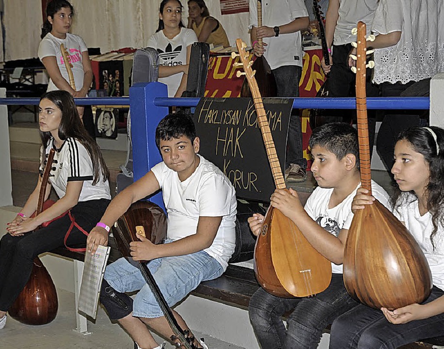 Kinder warteten auf ihren Auftritt mit...len Instrument, der Langhalslaute Saz.  | Foto: Regine Ounas-Kräusel
