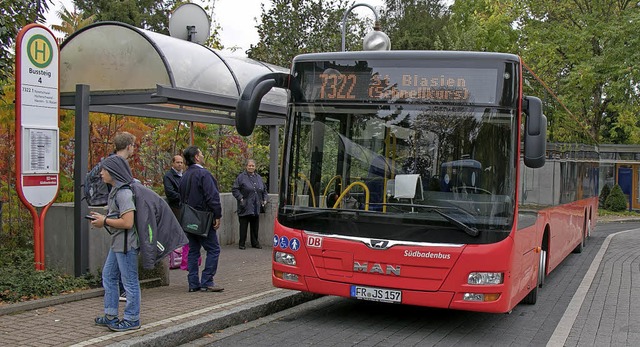 Einer von rund 120 Bussen im Waldshute...us gehrt, am Waldshuter Busbahnhof.    | Foto: Rosa