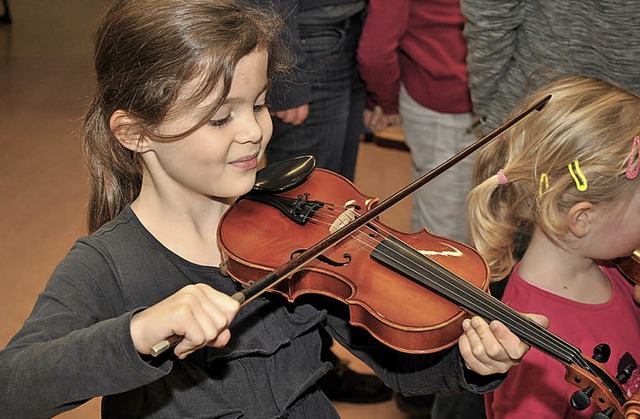 Schon von klein an werden die Kinder a...sikschule ans Instrument herangefhrt.  | Foto: Friederike Zimmermann
