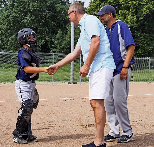 Einen nagelneuen Baseball und einen H...ainer der Schlermannschaft (rechts).   | Foto: Jutta Geiger