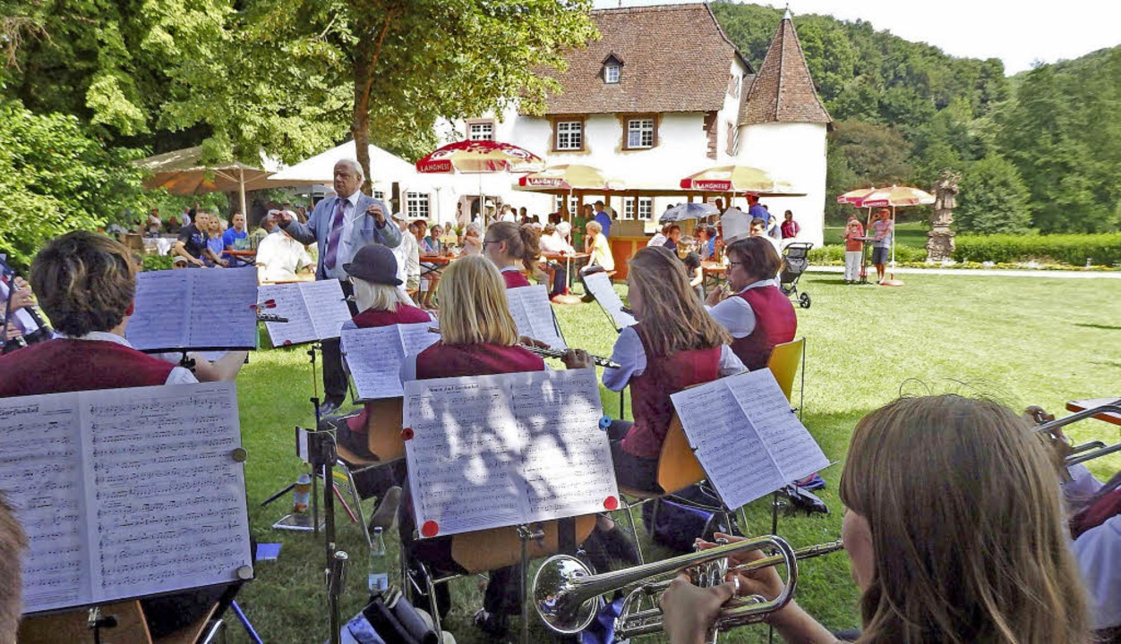 Der Musikverein spielte auf der Wiese vor dem Wasserschloss zum Konzert auf.   | Foto: Johanna Högg