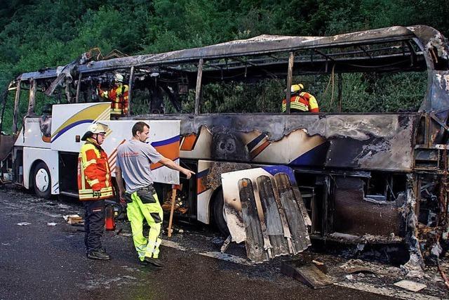 Reisebus auf A8 geht in Flammen auf