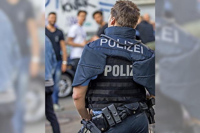 15 Polizisten bei Attacken verletzt