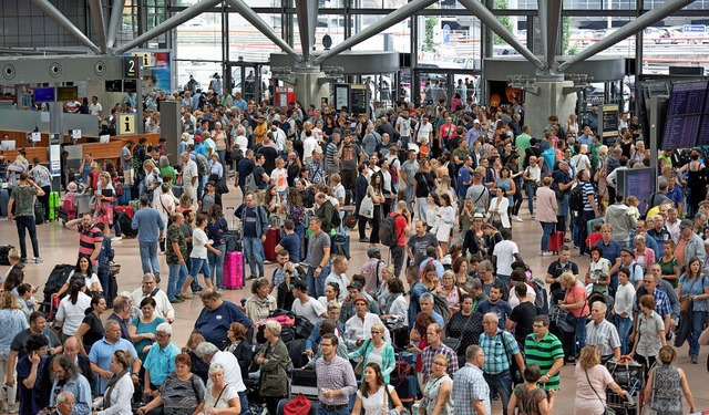 Gestrandete Passagiere hoffen in Hamburg darauf, doch noch fliegen zu knnen.   | Foto: dpa