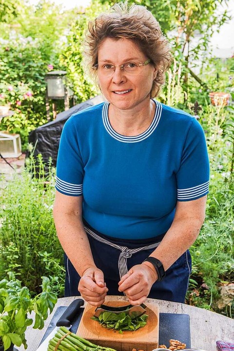 Karin Schindler aus Müllheim ist Food-... einer Vorliebe für heimische Kräuter.  | Foto: Alexander Anlicker