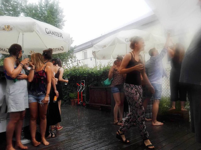 Irgendwann kam der Regen &#8211; und die Party wurde immer besser.  | Foto: Nightlife Guru