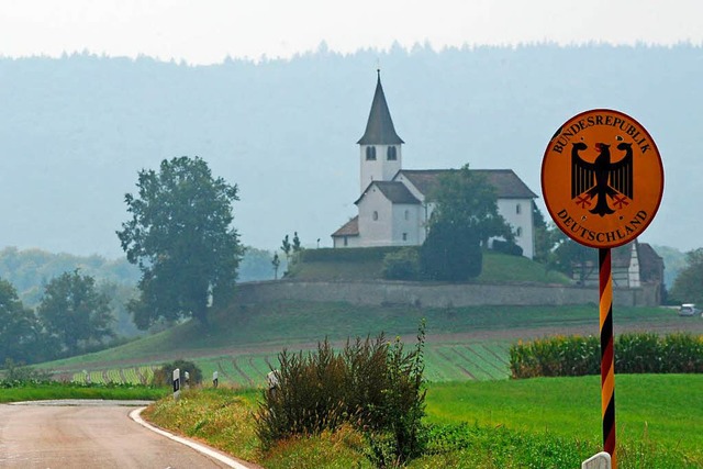 Die romanische Bergkirche St. Michael in der deutschen Exklave Bsingen   | Foto: DPA