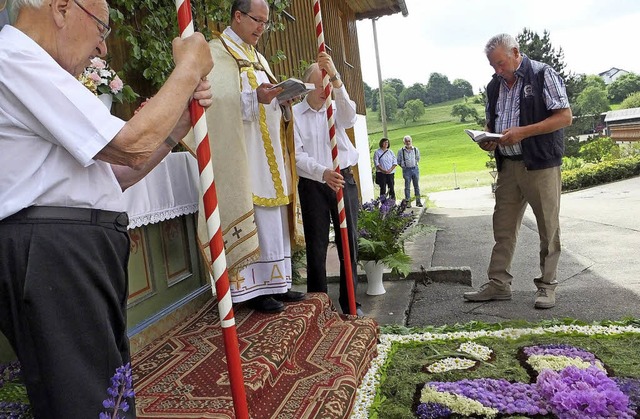 Pfarrer Fabian Schneider an einem Alta...arer Blumenteppich gelegt worden war.   | Foto: Bruno Morath