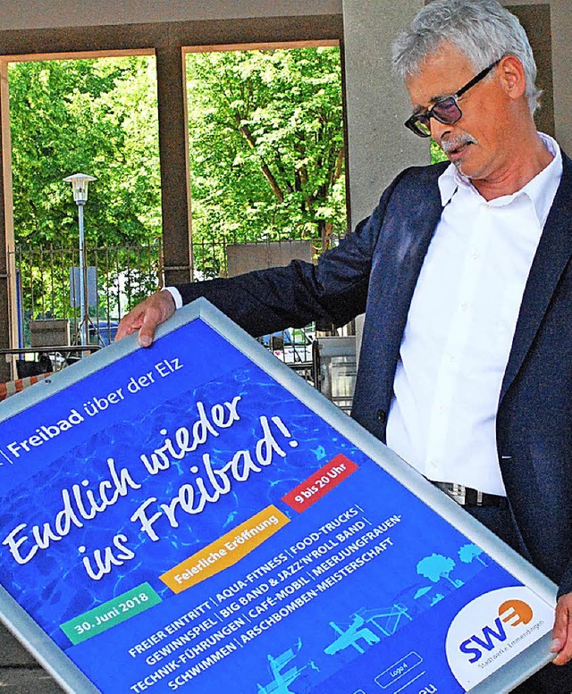 Karl-Heinrich Jung mit dem Werbeplakat...222;Endlich wieder ins Freibad!&#8220;  | Foto: Sylvia-Karina Jahn