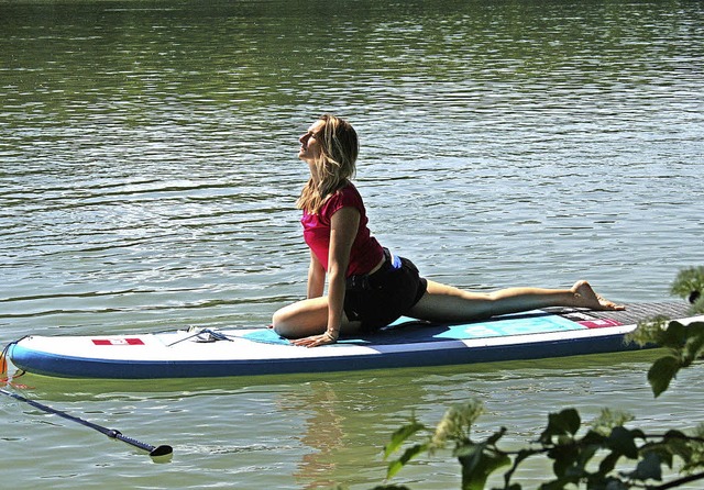 Stand-Up-Paddeling auf dem Rhein mit Dunja Trunzer. Hier beim SUP-Yoga  | Foto: Nina Witwicki