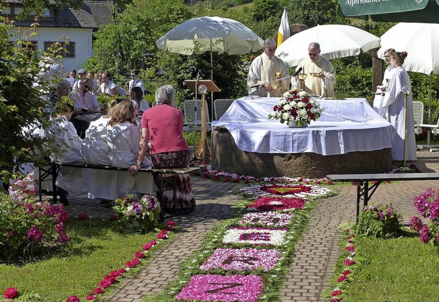 Im Seniorenheim-Garten war der Gottesdienst.   | Foto: Alfons Vgele