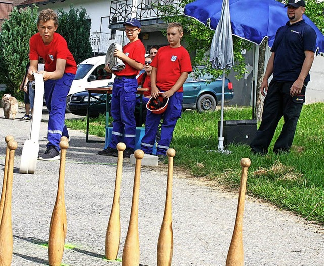 Kegeln mit dem Feuerwehrschlauch: Eine...im Spiellauf der Jugendwehr Hsingen.   | Foto: Ralph Lacher