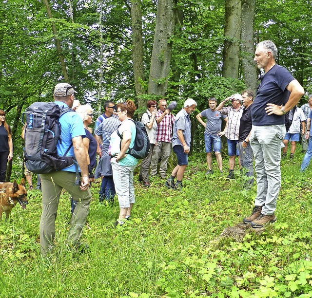 Sind noch alle da? Rund 50 Mitwanderer...llstein organisierten Bannwanderung.   | Foto: Vera Winter