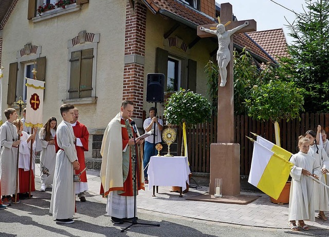 Feierlich wurde das neue Wegkreuz eingeweiht.   | Foto: Roland Vitt