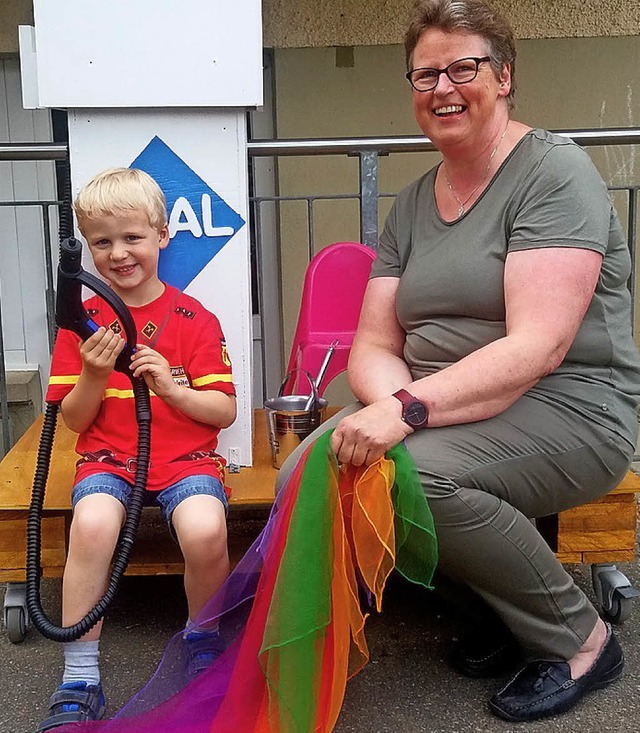 Barbara Heimpel mit Felix an der neuen Tankstelle.   | Foto: Kindergarten Schwrstadt