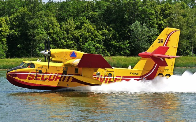 Wasserlschflugzeug Canadair auf dem Rhein bei Breisach  | Foto: Patrick Kerber