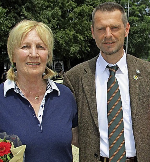 Vorsitzender Thomas Westermann dankte  Stalleigentmerin Annemarie Lehmann.   | Foto: Wend