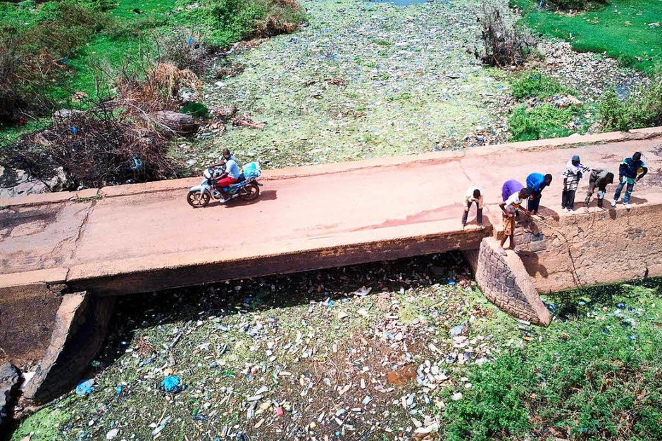 Ein Abschnitt des Flusses Niger in Bamako voller Plastikmüll und anderem Unrat. Der Tag der Umwelt soll an die Eröffnung der Konferenz der Vereinten Nationen zum Schutz der Umwelt am 5. Juni 1972 in Stockholm erinnern. (Foto: AFP) Ein Abschnitt des Flusses Niger in Bamako voller Plastikmüll und anderem Unrat. Der Tag der Umwelt soll an die Eröffnung der Konferenz der Vereinten Nationen zum Schutz der Umwelt am 5. Juni 1972 in Stockholm erinnern. (Foto: AFP)