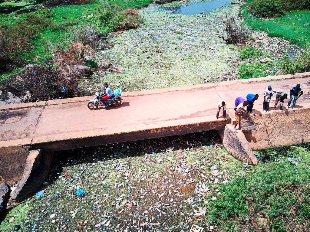 Ein Abschnitt des Flusses Niger in Bamako voller Plastikmll und anderem Unrat. Der Tag der Umwelt soll an die Erffnung der Konferenz der Vereinten Nationen zum Schutz der Umwelt am 5. Juni 1972 in Stockholm erinnern.
