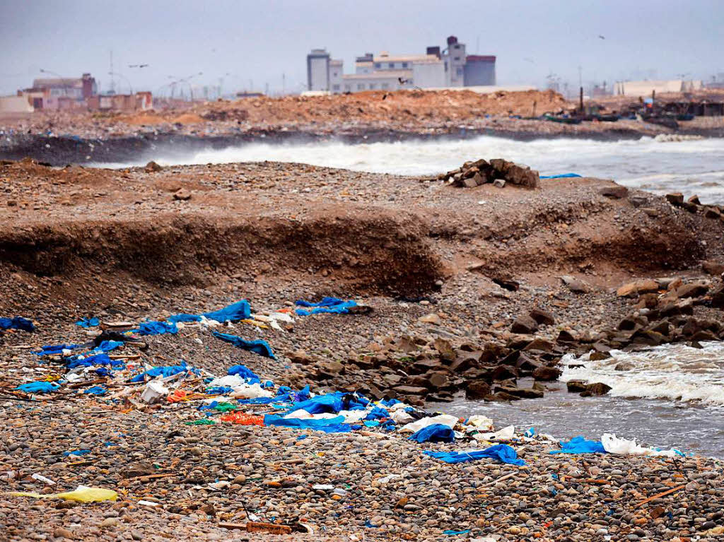 Der Carpayo Beach in La Punta, Callao, etwa 15 Kilometer von Lima entfernt. Etwa acht Millionen Tonnen Plastikmll landen jedes Jahr in den Ozeanen der Welt.