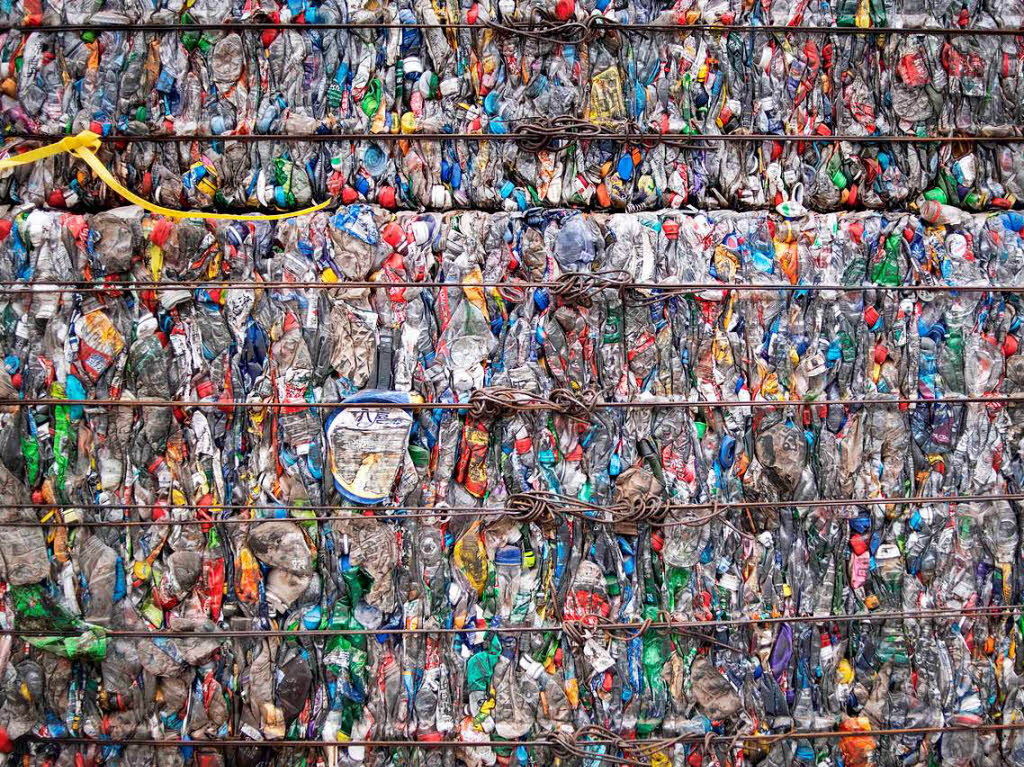 Ein Block aus zusammengepressten Plastikflaschen in einem Mllzentrumauerhalb von Beijing.