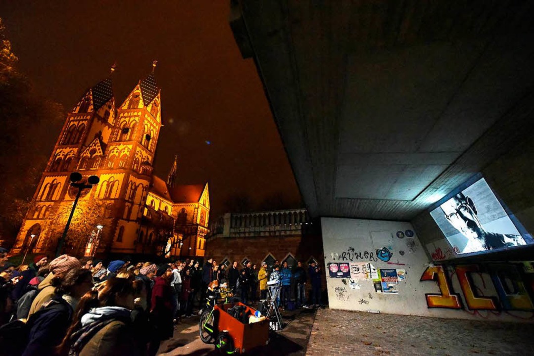 Eine Ausgabe der Living Walls ging dur...e Vorfhrung am Sthlinger Kirchplatz.  | Foto: Thomas Kunz