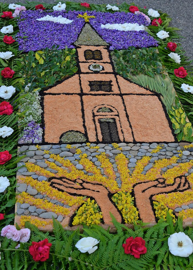 Ein kunstvolles Motiv beim Blumenteppi... die derzeit geschlossene Pfarrkirche.  | Foto: Roland Vitt