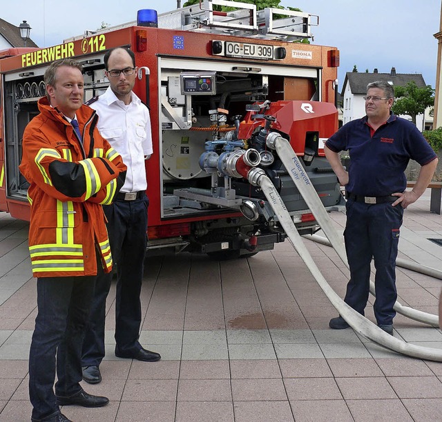 Die neue Tragkraftspitze der Ringsheim...ter Pascal Weber (links) begutachtet.   | Foto: Gemeinde