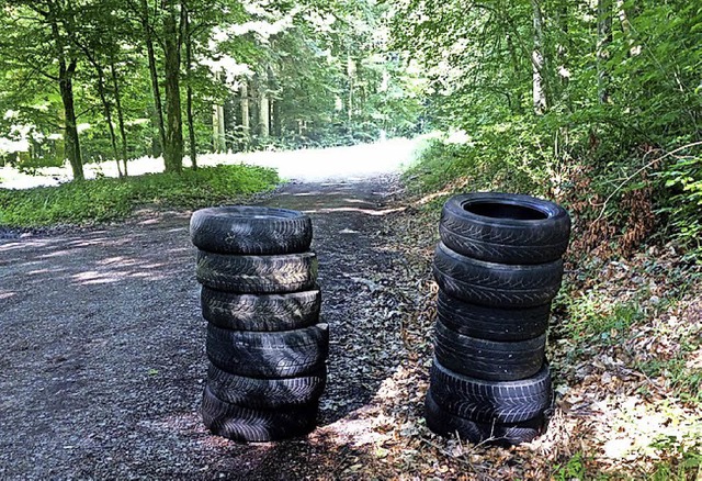 Wer hat diese Reifen einfach im Wald entsorgt? Die Polizei hofft auf Hinweise.   | Foto: Polizei