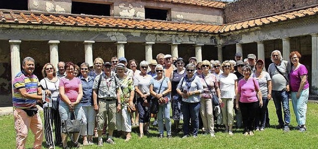 Reisegruppe um Oscar Guidone (links) u... der Villa Oplontis / Torre Annunziata  | Foto: Privat