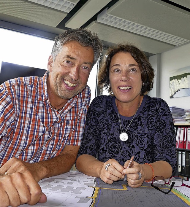 Christiane Ripka und Wolfgang Lauer be...n Entwurf des Bebauungsplans Sengern.   | Foto: Ralf H. Dorweiler