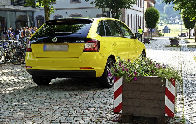 Vier Blumengefe zwingen Autofahrer s... dem  Gymnasium zu einer Slalomfahrt.   | Foto: Sattelberger