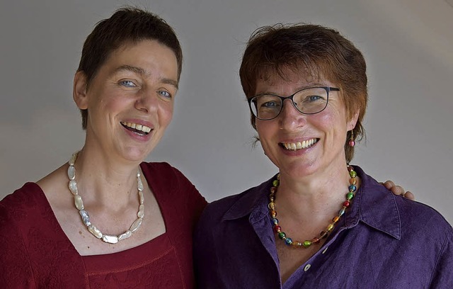 Agnes Zehnter und Monika Gasser aus de...enden im Hofgut Rssle auf die Bhne.   | Foto: Volker Rothfuss