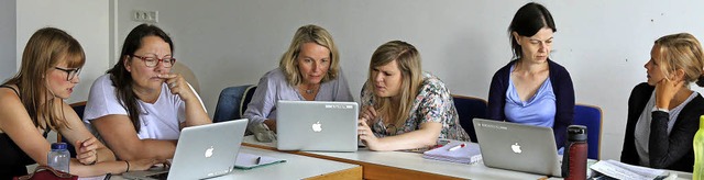Am Laptop erstellten die Workshopteiln...ie Kinder dann Aufgaben lsen knnen.   | Foto: Bartsch
