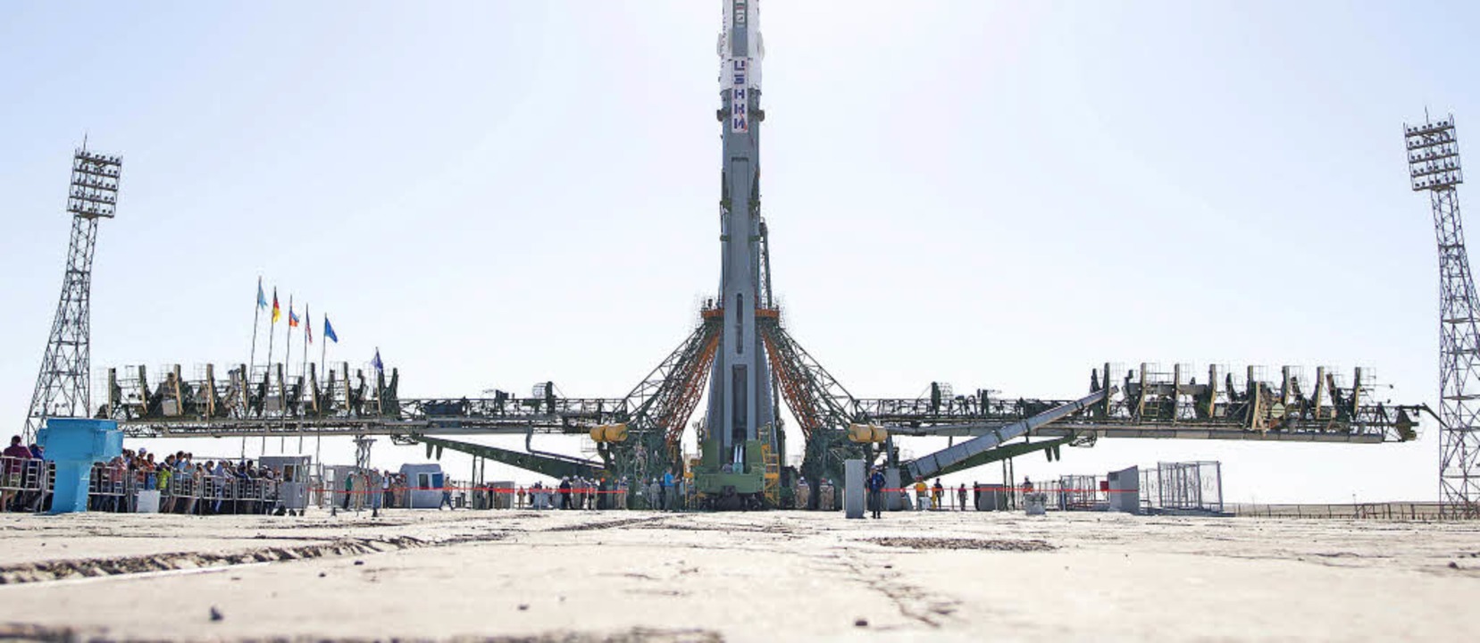 Startbereit: die Rakete mit der Sojuskapsel auf dem Weltraumbahnhof in Baikonur  | Foto: dpa