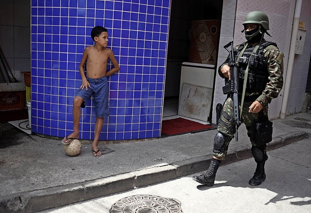 Eine bliche Patrouille in Rios Armenviertel  | Foto: Fabio Teixeira